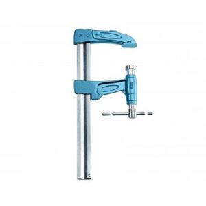 Eigenschaften Urko - 4003-P Super Extra - Leimzwinge mit Spindel und geschlossenem Schmiersystem - nicht drehbare Spannkappe EXTREM HOHE SPANNKRAFT Neues ergonomisches Design Anwendung: staubige Umgebung, Schweiß- und Klebeprojekte und im Freien Mechanismus mit Lagern Nietfreie Befestigung der Gusszwinge (patentiert) Extrem starke gezahnte Spannführung aus Stahl mit gehärteter Bremse für totale Kontrolle Schraubsystem mit Trapezgewinde (weniger Kraft, mehr Druck) Feste Stahlklammerkappe (dreht sich nicht während der Fixierung, was Schäden verhindert) Selbstschmierend durch geschlossenes System Die Abmessungen (a, b und c) sind in der technischen Zeichnung in den Abbildungen zu finden Eigenschaften Urko - 4003-P Super Extra - Leimzwinge mit Spindel und geschlossenem Schmiersystem - nicht drehbare Spannkappe EXTREM HOHE SPANNKRAFT Neues ergonomisches Design Anwendung: staubige Umgebung, Schweiß- und Klebeprojekte und im Freien Mechanismus mit Lagern Nietfreie Befestigung der Gusszwinge (patentiert) Extrem starke gezahnte Spannführung aus Stahl mit gehärteter Bremse für totale Kontrolle Schraubsystem mit Trapezgewinde (weniger Kraft, mehr Druck) Feste Stahlklammerkappe (dreht sich nicht während der Fixierung, was Schäden verhindert) Selbstschmierend durch geschlossenes System Die Abmessungen (a, b und c) sind in der technischen Zeichnung in den Abbildungen zu finden